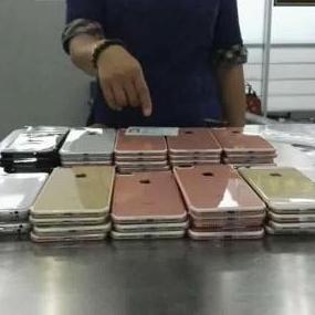 深圳海关一天内查获400余台走私iPhone 7