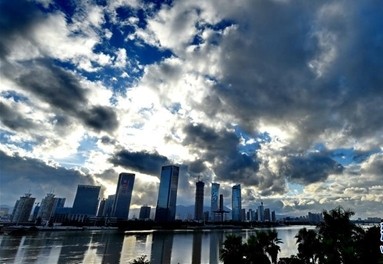 台风逼近 乌云变幻