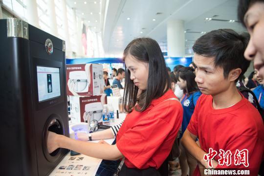 台湾青年福州展示文创作品：到大陆创业正当其时