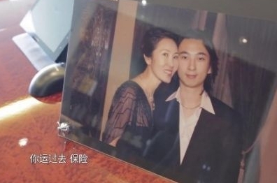 王健林办公室曝光 办公桌前摆王思聪照片 王健林:我对他也没辙[组图]