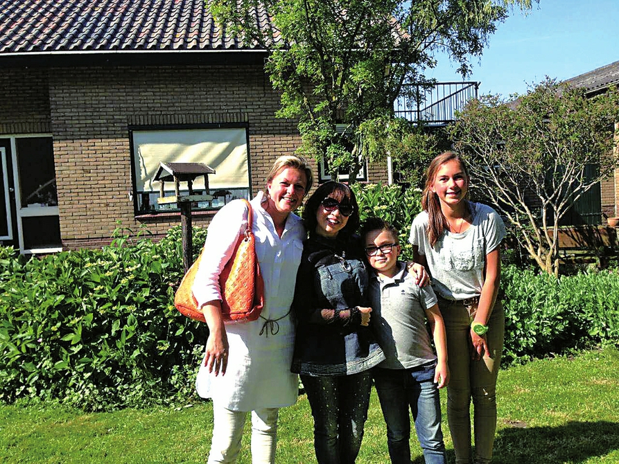 唐红梅赴欧洲农场考察。