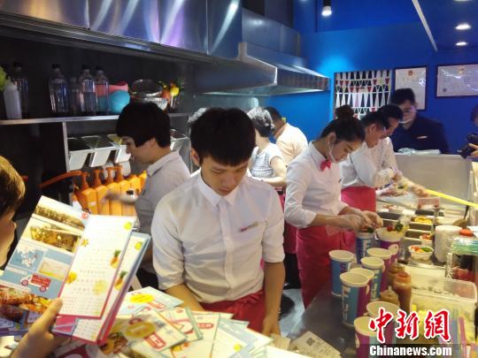 小店里的俊男靓女　郑小红　摄