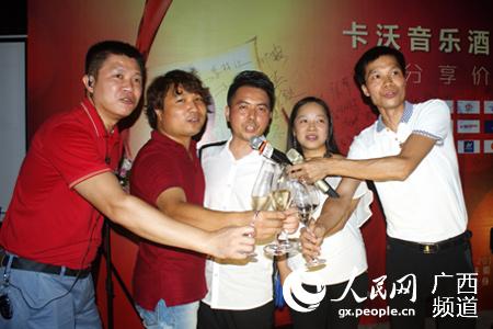 留法钢琴家陈斯凡(右三)、卡沃葡萄酒荟创始人周双强(右一)等嘉宾合影