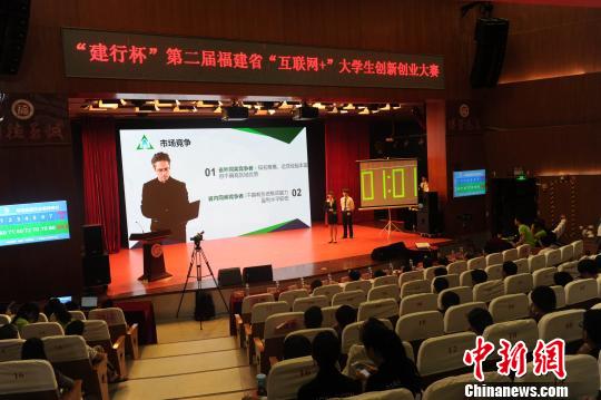 图为参赛团队现在讲解创业项目。　吕明　摄