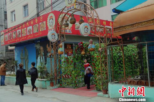 位于恩施市金子坝路的法提曼维吾尔民族餐厅。 薛婷婷 摄