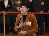 3月20日上午，北京人民大会堂，宁夏回族自治区银川市二十一小学校长、党总支副书记马恒燕在“代表通道”接受采访。中国青年报·中青在线记者 王婷舒/摄